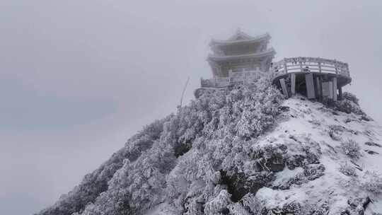 洛阳老君山金顶建筑屋檐雪后冰冻