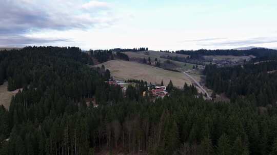 斯洛伐克多尔尼库宾镇娱乐中心的鸟瞰图