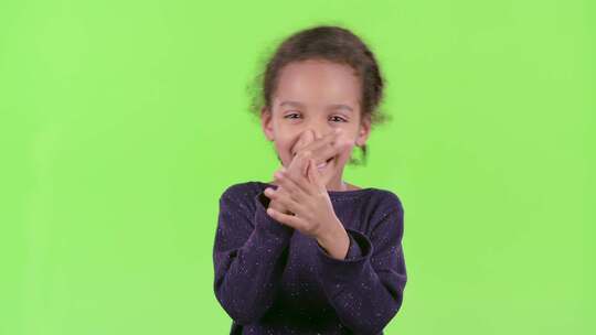 非裔美国儿童展示舌头。绿屏