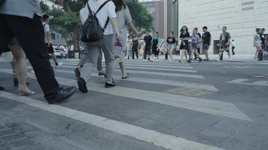 街道行人过马路