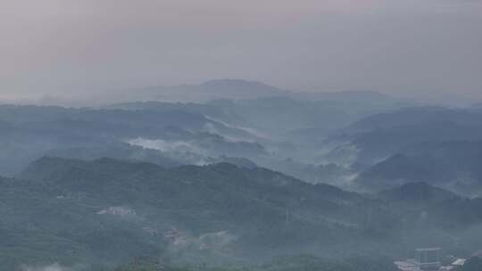 湘西薄雾远山