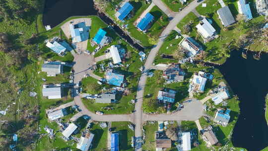 被飓风伊恩摧毁的佛罗里达州郊区房屋移动房屋住宅区视频素材模板下载