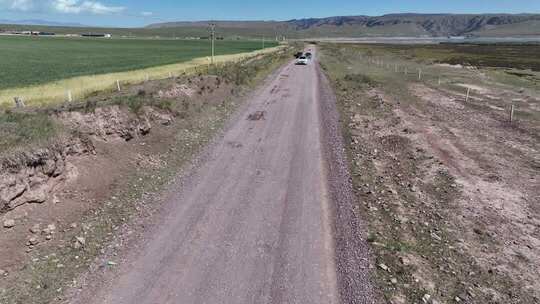 草原公路车辆行驶远景