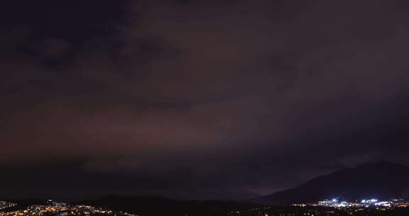 夜间城市上空雷暴的时移