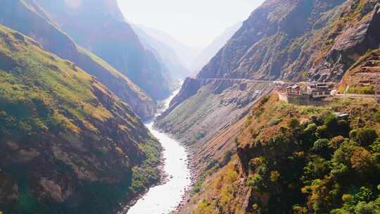 香格里拉虎跳峡金沙江大峡谷