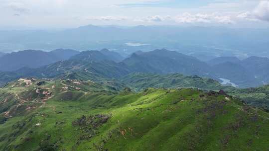 连绵起伏的绿色山脉自然风景