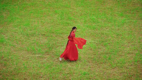 红衣女子草地起舞