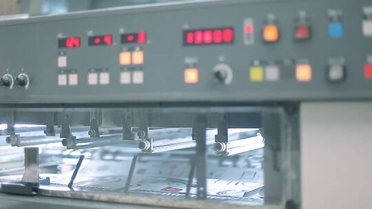 工厂智能化高速运转的印刷机视频素材模板下载
