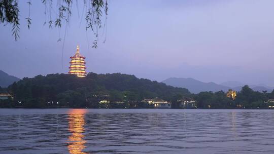 灯火通明西湖风景区雷峰塔夜景