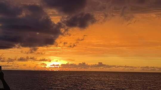 夕阳映海火烧云燃黄昏之美