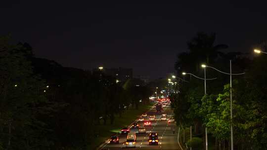 夜晚城市道路车来车往实拍