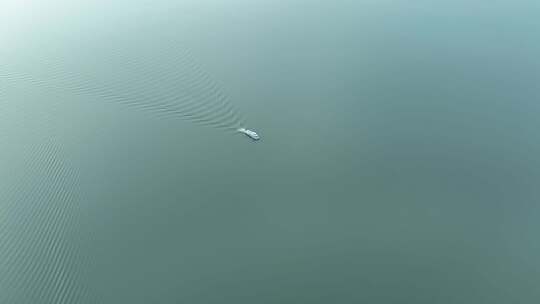 鄱阳湖游船航拍湖面上的观光游艇俯拍湖水