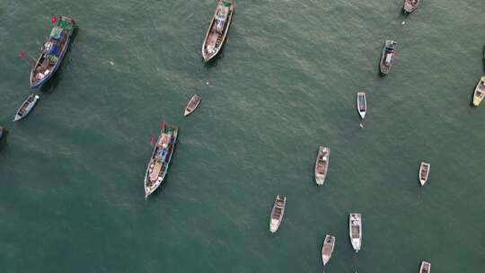 航拍沿海城市海上渔船日落场景