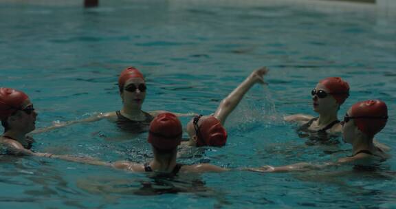 女子运动员正在表演花样游泳