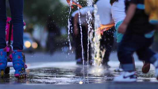 4k高清城市广场孩童玩喷泉玩水视频