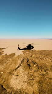 老式军用直升机飞越沙漠