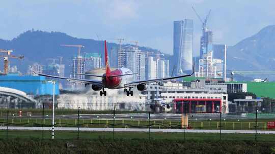 深圳航空飞机在深圳机场降落