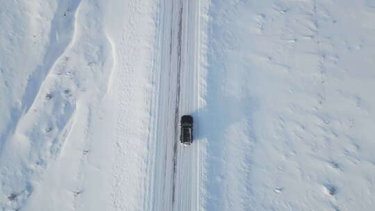 雪地公路行驶的车辆俯瞰