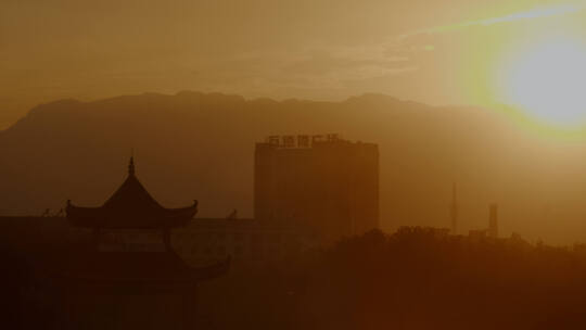 夕阳笼罩下的购物广场和观景凉亭