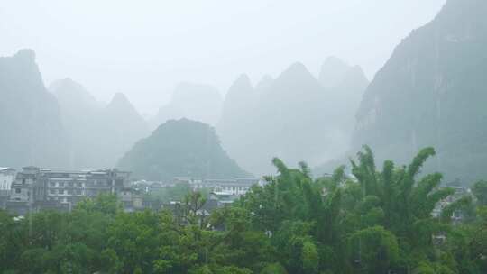 桂林山水烟雨意境阳朔兴坪喀斯特峰林