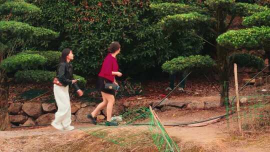 两位女士公园漫步场景