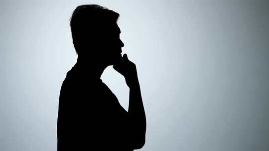 思考中的男人剪影沉思侧影