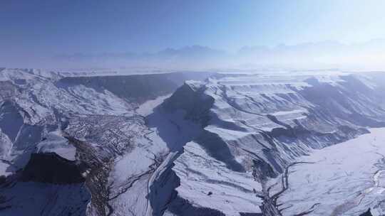 航拍新疆冬季安集海大峡谷红色山脉雪山河流