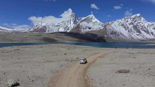 越野车开往西藏阿马直米雪山和定结宗措湖视频素材模板下载