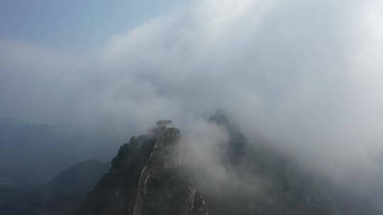 雨后云雾缭绕的箭扣长城