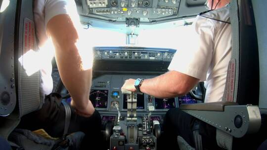 驾驶波音737的飞行员的驾驶舱视图视频素材模板下载