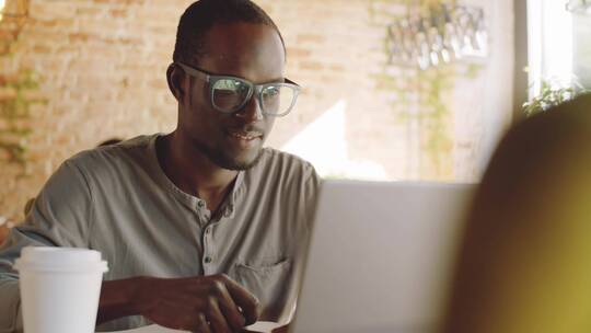 进行视频会议的职场人