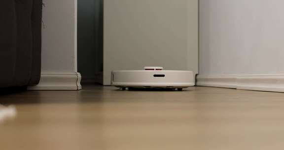 智能家居机器人吸尘器自动清洁 