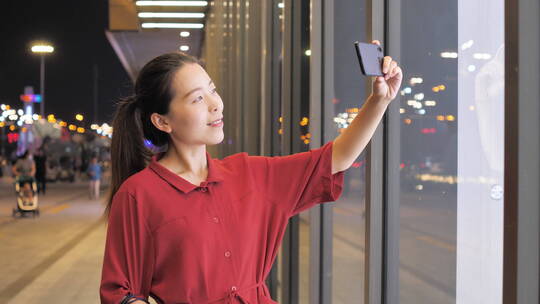 亚洲东方中国女性在商场内玩手机沟通联系