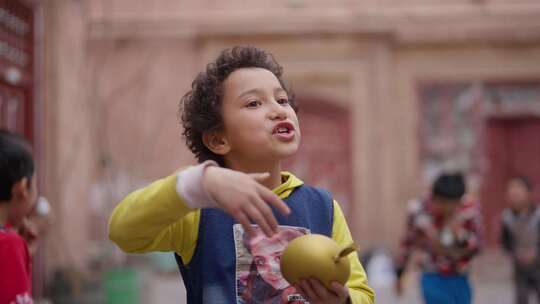 新疆古城 喀什 小孩子 笑脸 玩耍跳舞