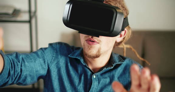 男人使用虚拟现实科技