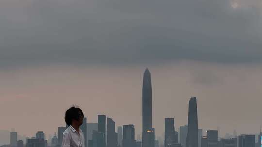 男子站在深圳的高楼顶