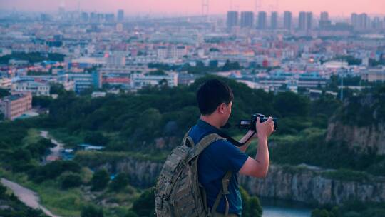 男性摄影师在山顶取景拍摄4k视频素材视频素材模板下载