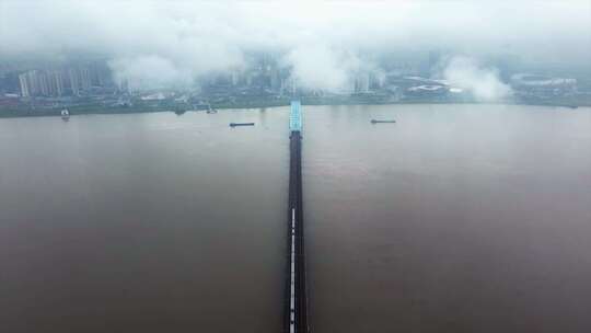 云雾下的高铁穿过江河
