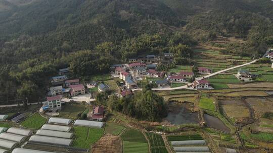 大气航拍乡村生活山脚下的小村庄