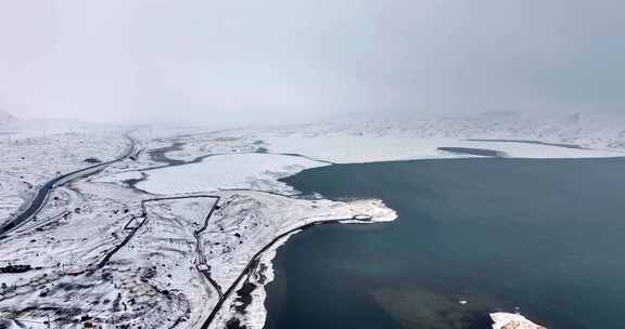 新疆喀拉库里湖喀湖下雪天航拍