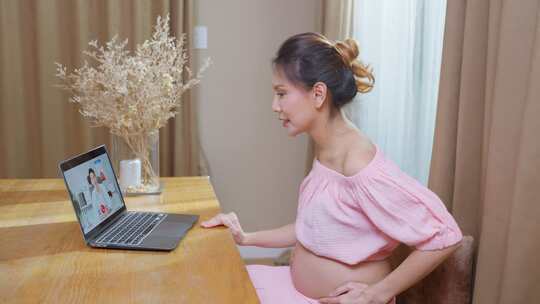 孕妇与医生在线交谈