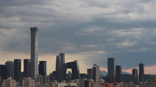 北京CBD城市晚霞国贸中国尊雨云厚云层