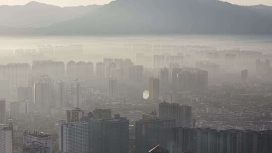 晨雾中的城市与远山全景