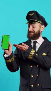 垂直视频正面机组人员机长显示带绿屏的手机
