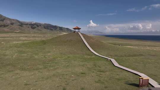 4K航拍新疆赛里木湖营地凉亭 旅行风景视频素材模板下载