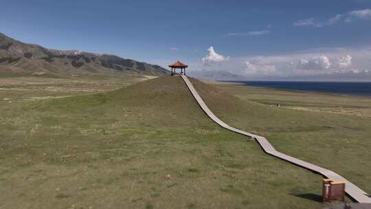 4K航拍新疆赛里木湖营地凉亭 旅行风景