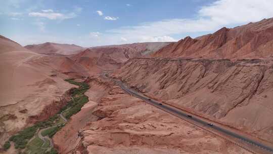 新疆吐鲁番火焰山木头沟河谷公路旅行风光