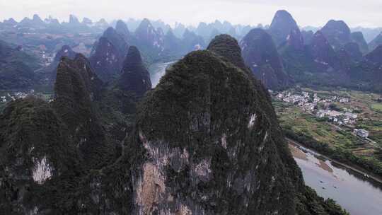 桂林山水烟雨漓江兴坪古镇航拍风光4K