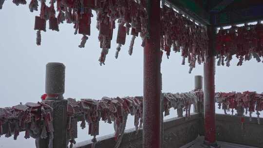 寒冷冬天冰雪凝固的祈福牌