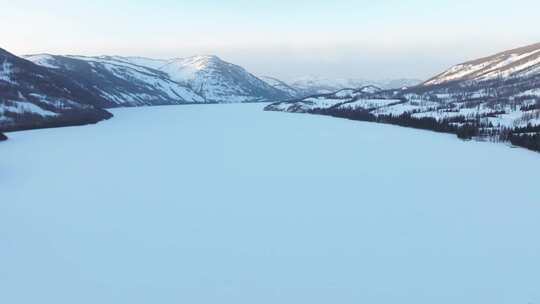 航拍新疆冬季喀纳斯湖雪景雪山森林冰河寒冷